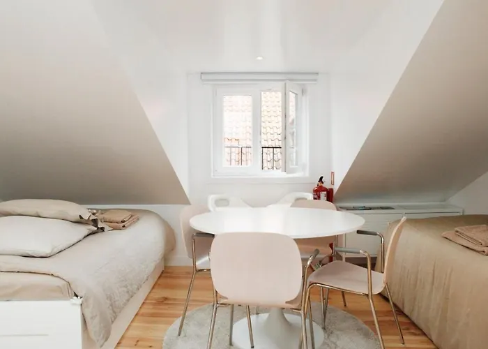 Charming Mansard In Pena Baixa